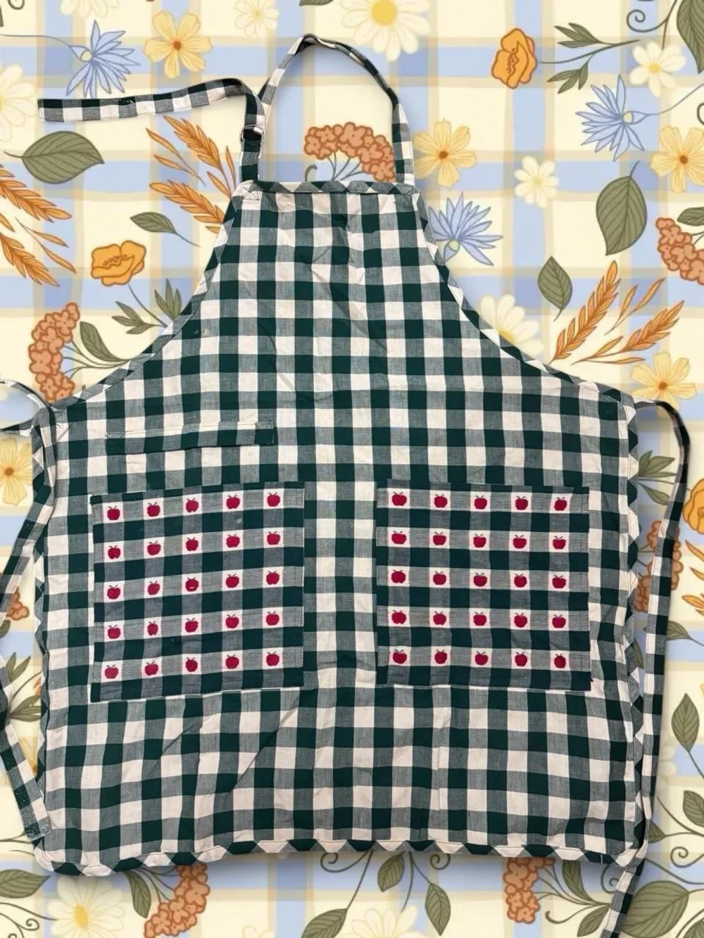 Vintage cottagecore Green checker Kitchen Apron with Apple Accent Pockets
